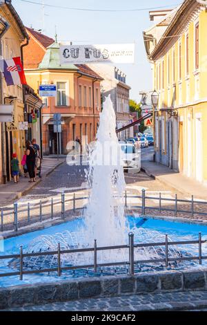 SAMOBOR, CROAZIA-22 maggio 2022: Vista cenica alla colorata architettura medievale in città barocca samobor, Croazia settentrionale Foto Stock