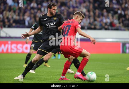 Wesley Hoedt di Anderlecht e Popescu di FCSB combattono per la palla durante una partita di calcio tra il belga RSC Anderlecht e il rumeno FCSB, giovedì 27 ottobre 2022 a Bruxelles, il quinto giorno della fase di gruppo della UEFA Conference League. BELGA PHOTO VIRGINIE LEFOUR Credit: Agenzia Notizie Belga/Alamy Live News Foto Stock