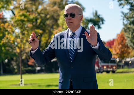 Washington, Stati Uniti. 27th Ott 2022. Il presidente DEGLI STATI UNITI Joe Biden fa un commento ai mezzi di informazione mentre cammina a bordo del Marine One sul prato sud della Casa Bianca a Washington, DC, USA, 27 ottobre 2022. Il presidente Biden si sta recando a New York dove formulerà le sue osservazioni sul piano di MicronÕs per investire nella produzione DI CHIP. Credit: Sipa USA/Alamy Live News Foto Stock