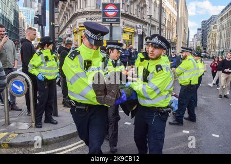 Londra, Regno Unito. 27th Ott 2022. Gli agenti di polizia arrestano un manifestante durante la manifestazione. Basta fermare gli attivisti del petrolio incollato le mani e si sono bloccati su tubi metallici che bloccano le strade intorno alla Mansion House Station nella City of London, il quartiere finanziario della capitale, mentre continuano le loro proteste chiedendo al governo di smettere di rilasciare nuove licenze per i combustibili fossili. (Foto di Vuk Valcic/SOPA Images/Sipa USA) Credit: Sipa USA/Alamy Live News Foto Stock