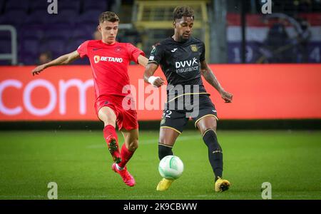 L'Ottaviano Popescu di FCSB e l'Amir Murillo di Anderlecht combattono per la palla durante una partita di calcio tra il belga RSC Anderlecht e il rumeno FCSB, giovedì 27 ottobre 2022 a Bruxelles, il giorno cinque nella fase di gruppo della UEFA Conference League. BELGA PHOTO VIRGINIE LEFOUR Credit: Agenzia Notizie Belga/Alamy Live News Foto Stock