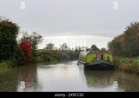 Una chiatta verde tradizionale ormeggiata sul canale Kennet e Avon in un giorno di autunno piovoso. Foto Stock