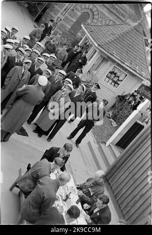 Prigionieri di guerra norvegesi, liberati dal campo di detenzione nazista Grini dopo la capitolazione della Germania. Qui alla stazione di Charlottenberg. Foto Stock