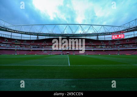 Emirates Stadium, Londra, Regno Unito. 27th Ott 2022. Womens Champions League Football, Arsenal contro Zurigo; vista generale all'interno dell'Emirates Stadium e del campo Credit: Action Plus Sports/Alamy Live News Foto Stock