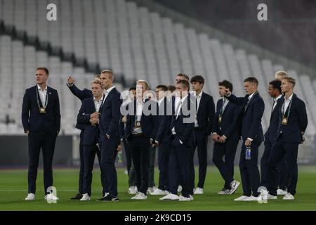 Londra, Regno Unito. 27th Ott 2022. I giocatori di Silkeborg arrivano durante la partita della UEFA Europa Conference League West Ham United vs Silkeborg allo stadio di Londra, Londra, Regno Unito, 27th ottobre 2022 (Photo by Arron Gent/News Images) Credit: News Images LTD/Alamy Live News Foto Stock