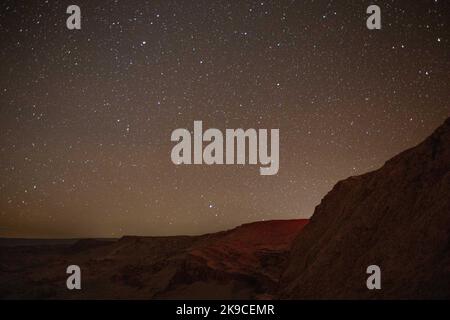 Atacama, Cile. 27th Ott 2022. Le stelle brillano sul deserto di Atacama. Il deserto di Atacama è conosciuto da una vista molto chiara del cielo stellato. Credit: Lucas Aguayo Araos/dpa/Alamy Live News Foto Stock