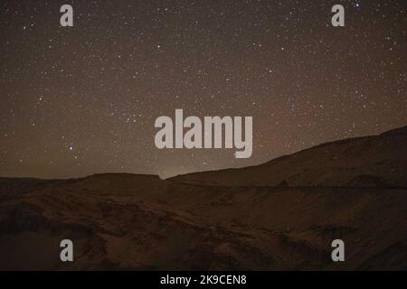 Atacama, Cile. 27th Ott 2022. Le stelle brillano sul deserto di Atacama. Il deserto di Atacama è conosciuto da una vista molto chiara del cielo stellato. Credit: Lucas Aguayo Araos/dpa/Alamy Live News Foto Stock