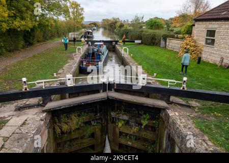 Una chiatta tradizionale all'interno dei cancelli di chiusura a Seend Top Lock, Kennet e Avon Canal, Wiltshire UK. Foto Stock