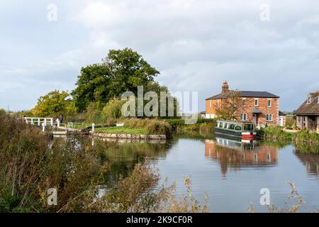 Caen Hill chiuse sul canale Kennet e Avon con cancelli e strette barche / chiatte. Foto Stock