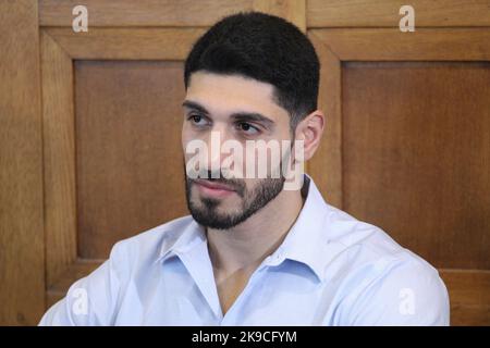 Il giocatore di basket e il combattente per i diritti umani ENES KANTER FREEDOM incontra NIKOS ANDROULAKIS, capo del partito socialista dell'opposizione PASOK nel suo ufficio presso il parlamento greco. Foto Stock