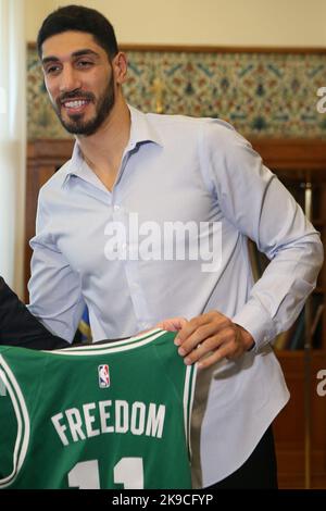 Il giocatore di basket e il combattente per i diritti umani ENES KANTER FREEDOM incontra NIKOS ANDROULAKIS, capo del partito socialista dell'opposizione PASOK nel suo ufficio presso il parlamento greco. Foto Stock