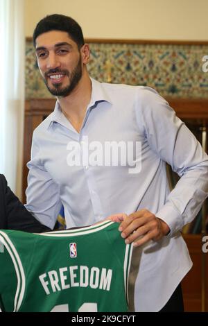 Il giocatore di basket e il combattente per i diritti umani ENES KANTER FREEDOM incontra NIKOS ANDROULAKIS, capo del partito socialista dell'opposizione PASOK nel suo ufficio presso il parlamento greco. Foto Stock