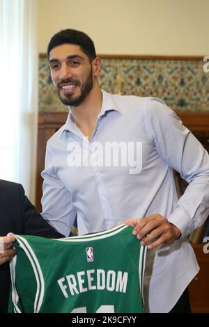 Il giocatore di basket e il combattente per i diritti umani ENES KANTER FREEDOM incontra NIKOS ANDROULAKIS, capo del partito socialista dell'opposizione PASOK nel suo ufficio presso il parlamento greco. Foto Stock