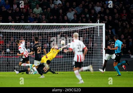 Joey Veerman di PSV Eindhoven segna il primo goal del gioco durante la partita del gruppo UEFA Europa League A al Philips Stadium di Eindhoven. Data immagine: Giovedì 27 ottobre 2022. Foto Stock