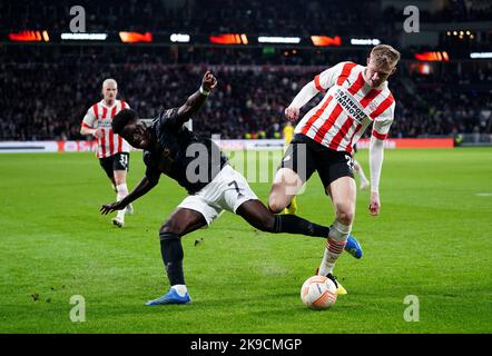 Bukayo Saka dell'Arsenal (a sinistra) e Jarrad Branthwaite, PSV, combattono per la palla durante la partita UEFA Europa League Group A al Philips Stadium di Eindhoven. Data immagine: Giovedì 27 ottobre 2022. Foto Stock