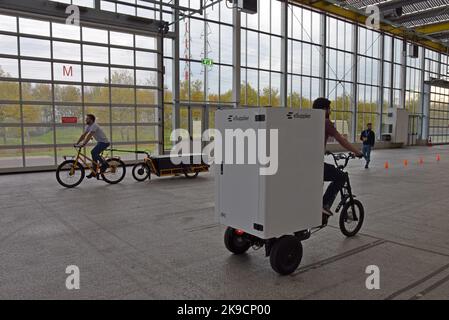 Haarlem, Paesi Bassi, 27th ottobre 2022. La gente prova le bici del carico al festival internazionale della bici del carico, che ha aperto oggi a Haarlem. L'evento, una vetrina per l'industria mondiale delle bici da carico, ha esposizioni di veicoli a pedali a zero emissioni provenienti da tutto il mondo. L'industria delle bici da carico sta crescendo rapidamente, mentre i paesi e le aziende di consegna si sforzano di cambiare le modalità di trasporto a zero emissioni di carbonio di fronte alla crisi climatica. I trasporti rappresentano circa il 25% delle emissioni mondiali di CO2. G.P.Essex/Alamy Live News Foto Stock