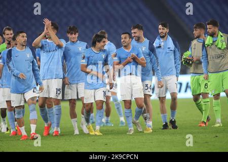 Roma, Italia. 27th Ott 2022. Roma, Italia 27.10.2022:Lazio i giocatori celebrano la vittoria alla fine della UEFA Europe League 2022-2023, Group F - SS matchday 5, partita di calcio tra SS Lazio vs FC Midtjylland allo Stadio Olimpico di Roma. Credit: Independent Photo Agency/Alamy Live News Foto Stock