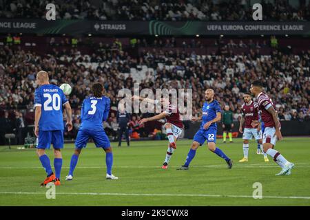 Conor Coventry #32 del West Ham United spara in gol durante la partita della UEFA Europa Conference League West Ham United vs Silkeborg allo stadio di Londra, Londra, Regno Unito, 27th ottobre 2022 (Photo by Arron Gent/News Images) Foto Stock