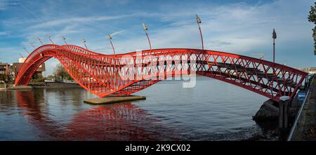 Ponte Python rosso ad Amsterdam, che collega Sporenburg e l'Isola Borneo nei Docklands orientali Foto Stock