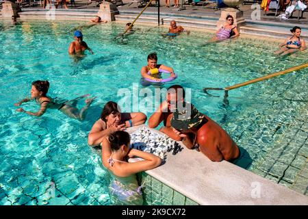 Bagni termali di Szechenyi, partita di scacchi, Budapest, Ungheria, Europa Foto Stock
