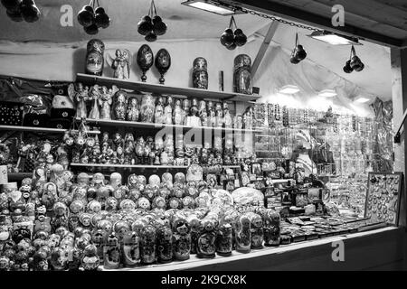 PARIGI, FRANCIA - 6 GENNAIO 2019: Bambole Matryoshka russe, scatole di gioielli dipinte in legno, palline di natale, perle d'ambra e altri souvenir russi su s Foto Stock