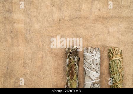 salvia bianca, mugwort e siskiyou cedro incenso fascio su un legno rustico,  concetto di aromaterapia Foto stock - Alamy