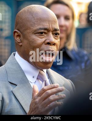 New York, Stati Uniti. 27th Ott 2022. Il sindaco di New York Eric Adams parla durante l'inaugurazione della settimana del Messico: Dia de Muertos nel Rockefeller Center. Credit: Enrique Shore/Alamy Live News Foto Stock