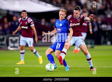 Il Conor Coventry (a destra) del West Ham United e il Silkeborg IF's Anders Klynge combattono per la palla durante la partita di UEFA Europa Conference League Group B al London Stadium, Londra. Data immagine: Giovedì 27 ottobre 2022. Foto Stock