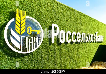 Samara, Russia - 24 settembre 2022: Logo Rosselkhozbank. Banca agricola russa. Testo in russo: Rosselkhozbank Foto Stock
