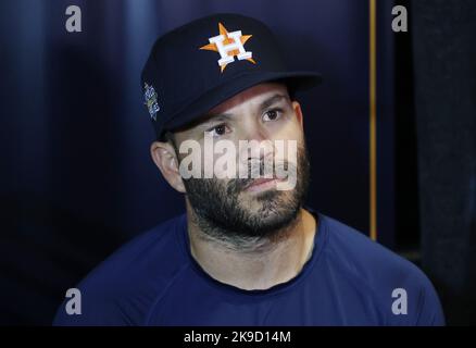 Houston, Stati Uniti. 27th Ott 2022. Houston Astros Jose Altuve parla ai media durante la World Series Media Day 2022 prima dell'inizio della World Series 2022 al Minute Maid Park di Houston giovedì 27 ottobre 2022. Foto di John Angelillo/UPI Credit: UPI/Alamy Live News Foto Stock