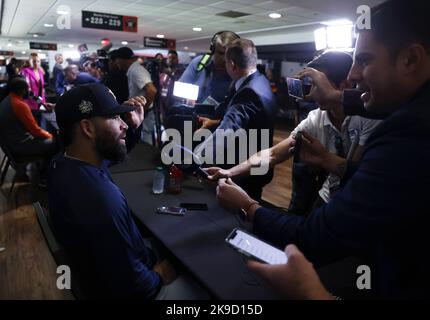 Houston, Stati Uniti. 27th Ott 2022. Houston Astros Jose Urquidy parla ai media durante la World Series Media Day 2022 prima dell'inizio della World Series 2022 al Minute Maid Park di Houston giovedì 27 ottobre 2022. Foto di John Angelillo/UPI Credit: UPI/Alamy Live News Foto Stock