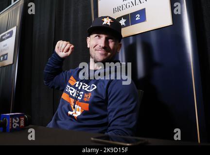 Houston, Stati Uniti. 27th Ott 2022. Houston Astros Alex Bregman parla ai media durante la World Series Media Day 2022 prima dell'inizio della World Series 2022 al Minute Maid Park di Houston giovedì 27 ottobre 2022. Foto di John Angelillo/UPI Credit: UPI/Alamy Live News Foto Stock