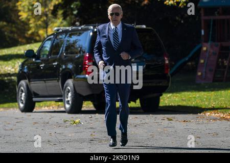 Washington DC, Stati Uniti. 27th Ott 2022. Il presidente DEGLI STATI UNITI Joe Biden cammina a bordo di Marine One sul prato sud della Casa Bianca a Washington, DC il 27 ottobre 2022. Il presidente Biden si sta recando a New York dove formulerà osservazioni sul piano di micron di investire nella produzione DI CHIP. Foto di Shawn Thew/UPI Credit: UPI/Alamy Live News Foto Stock