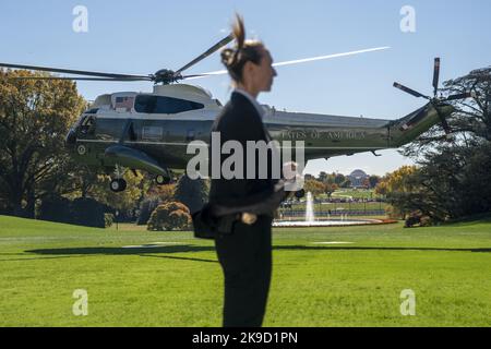 Washington DC, Stati Uniti. 27th Ott 2022. Marine One, con il presidente degli Stati Uniti Joe Biden a bordo, si solleva dal prato sud della Casa Bianca a Washington, DC il 27 ottobre 2022. Il presidente Biden si sta recando a New York dove formulerà osservazioni sul piano di micron di investire nella produzione DI CHIP. Foto di Shawn Thew/UPI Credit: UPI/Alamy Live News Foto Stock