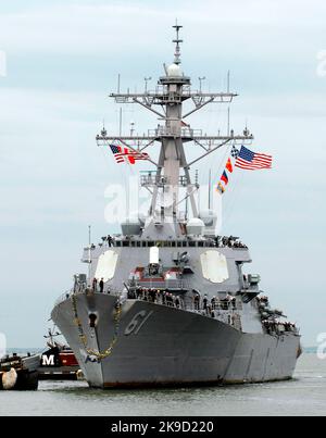Cacciatorpediniere missilistico guidato USS Ramage (DDG 61) U.S. Navy Foto Stock
