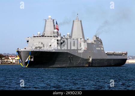 USS San Diego (LPD22) USS San Diego (LPD-22), un molo di trasporto anfibio di classe San Antonio Foto Stock