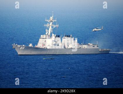 Un elicottero HH-60H Sea Hawk si solleva dal cacciatorpediniere missilistico guidato USS PREBLE (DDG 88) U.S. Navy Foto Stock