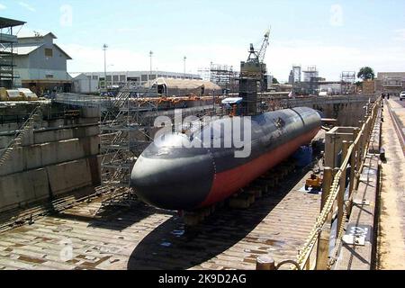 La USS Greeneville (SSN 772) si trova a Dry Dock presso il Pearl Harbor Naval Shipyard Hawaii, il 21 febbraio 2001. USS Greeneville è un sottomarino di attacco nucleare (SSN) di classe Los Angeles, Foto Stock