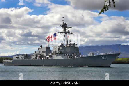 Il cacciatorpediniere missilistico guidato di classe Arleigh Burke USS Halsey (DDG 97) U.S. Navy Foto Stock