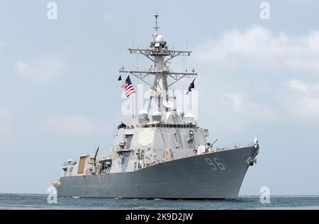 Il cacciatorpediniere missilistico guidato USS Bainbridge (DDG-96) U.S. Navy Foto Stock