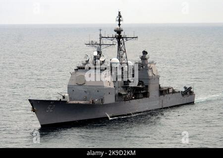 L'incrociatore missilistico guidato USS Bunker Hill (CG 52) Foto Stock