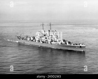 L'incrociatore leggero USS Cleveland della Marina statunitense (CL-55) è in corso in mare alla fine del 1942. Si noti che le torrette e il direttore della pistola anteriori della nave da 152 mm sembrano seguire il velivolo fotografico. La USS Cleveland (CL-55) fu la nave principale e uno dei 27 incrociatori leggeri della Marina degli Stati Uniti di Cleveland completati durante o poco dopo la seconda guerra mondiale Fu la seconda nave a essere chiamata per la città di Cleveland, Ohio. Foto Stock