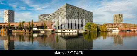 Amsterdam, Paesi Bassi, 27.10.2022, Panorama dei Docklands orientali, vista dell'iconico edificio moderno conosciuto come la balena a Sporenburg Foto Stock