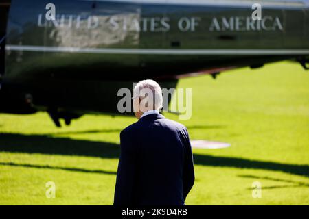 Washington, Stati Uniti. 27th Ott 2022. Il presidente degli Stati Uniti Joe Biden cammina sul prato sud per salire a bordo di Marine One alla Casa Bianca a Washington, DC, Stati Uniti, il 27 ottobre 2022. Biden Giovedi ha segnato il quattro anni di attacco alla sinagoga di Pittsburgh Tree of Life. Biden ha affermato in una dichiarazione che "ci lamentiamo di questo atto di antisemitismo più letale della storia americana". Credit: Ting Shen/Xinhua/Alamy Live News Foto Stock