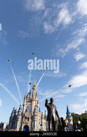 27 ottobre 2022 Air Force Thunderbirds Over Magic Kingdom, Walt Disney World, Orlando, Florida Foto Stock