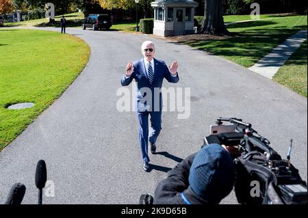 27 ottobre 2022, Washington, Distretto di Columbia, Stati Uniti: Il Presidente JOE BIDEN (D) ha parlato con la stampa prima di lasciare la Casa Bianca per iniziare il suo viaggio a Syracuse, New York. (Credit Image: © Michael Brochstein/ZUMA Press Wire) Credit: ZUMA Press, Inc./Alamy Live News Foto Stock