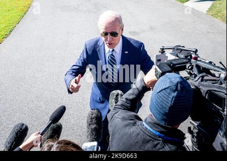 27 ottobre 2022, Washington, Distretto di Columbia, Stati Uniti: Il Presidente JOE BIDEN (D) ha parlato con la stampa prima di lasciare la Casa Bianca per iniziare il suo viaggio a Syracuse, New York. (Credit Image: © Michael Brochstein/ZUMA Press Wire) Credit: ZUMA Press, Inc./Alamy Live News Foto Stock