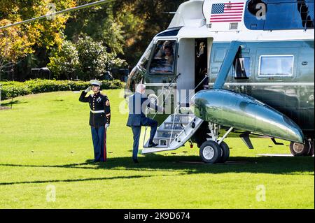 27 ottobre 2022, Washington, District of Columbia, Stati Uniti: Il presidente JOE BIDEN (D) salendo le scale in Marine One per lasciare la Casa Bianca per iniziare il suo viaggio a Syracuse, New York. (Credit Image: © Michael Brochstein/ZUMA Press Wire) Credit: ZUMA Press, Inc./Alamy Live News Foto Stock