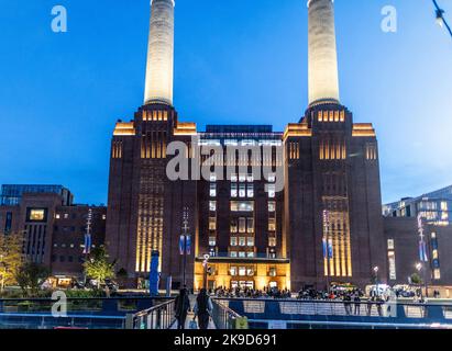 Sviluppo della centrale elettrica di Battersea a Night London UK Foto Stock