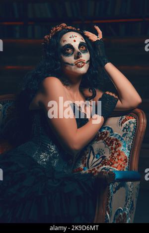 Giorno dei morti. Dia de los muertos. Santa Muerte. Donna con zucchero cranio trucco. Calavera Catrina. Halloween Foto Stock